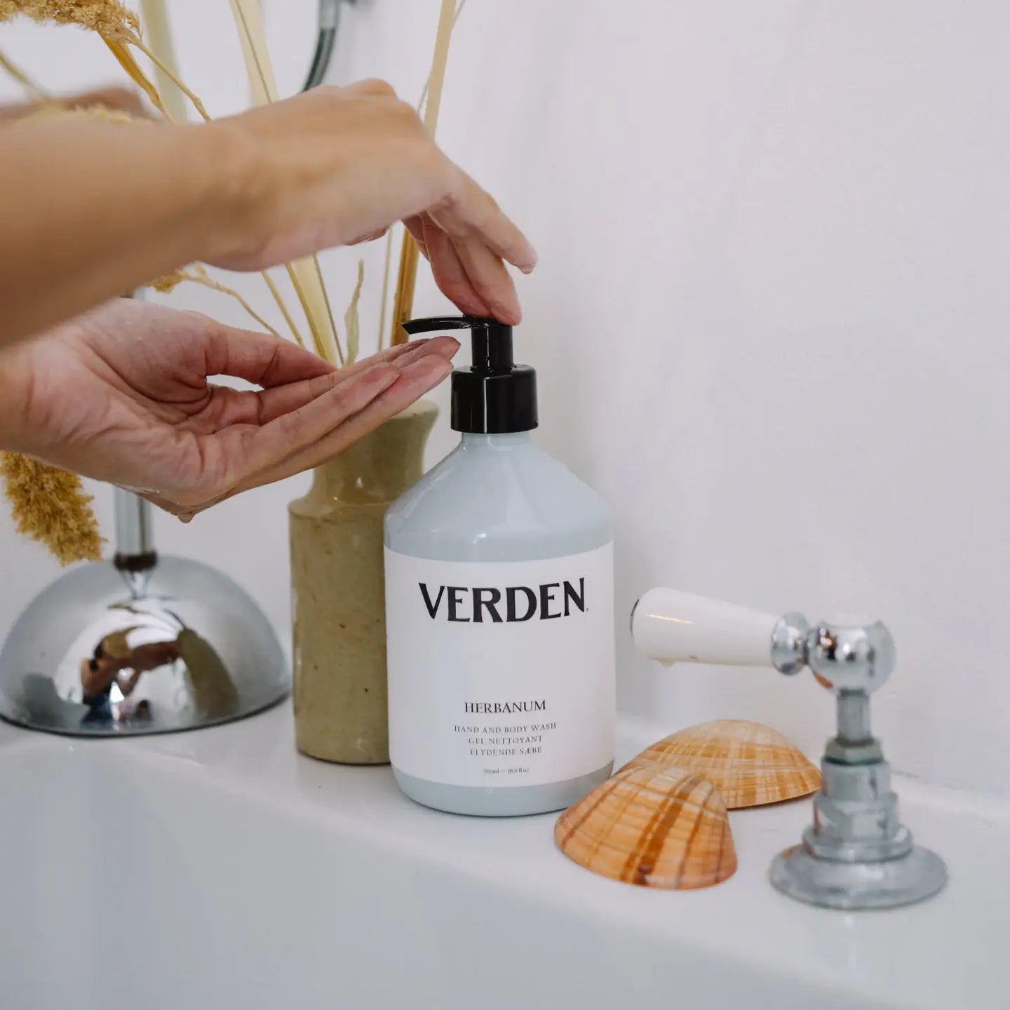 Herbanum Hand and Body Wash • Voden