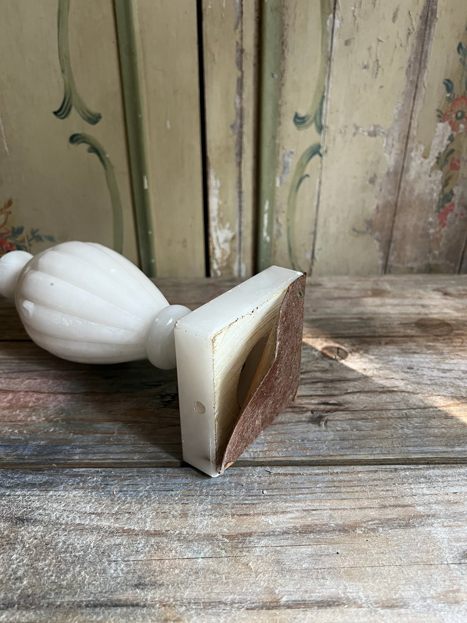  An elegant 20th Century Alabaster Lamp 