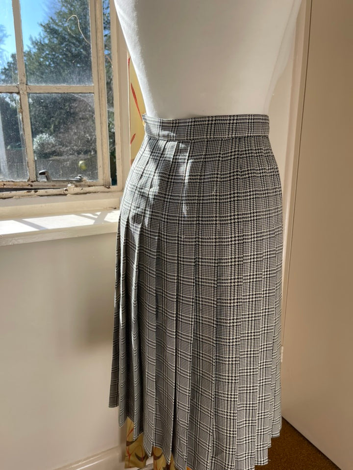 Vintage Dog Tooth Pleated skirt by Gaston &amp; Jaunet Paris
