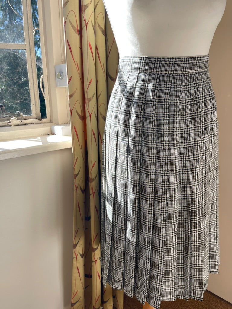 Vintage Dog Tooth Pleated skirt by Gaston &amp; Jaunet Paris