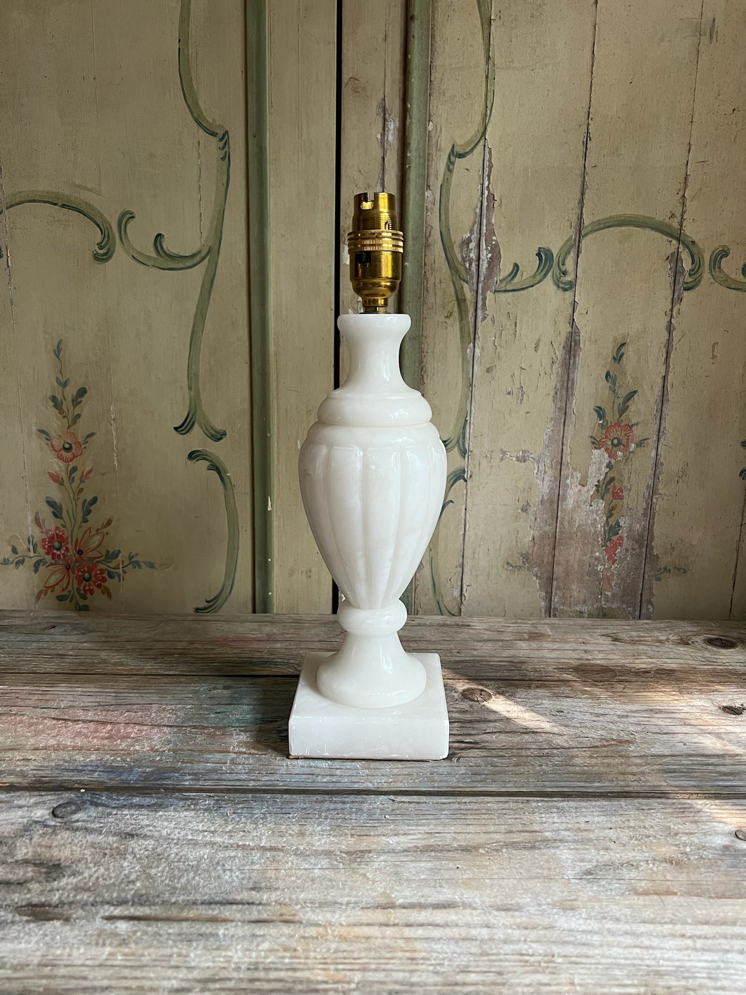  An elegant 20th Century Alabaster Lamp 