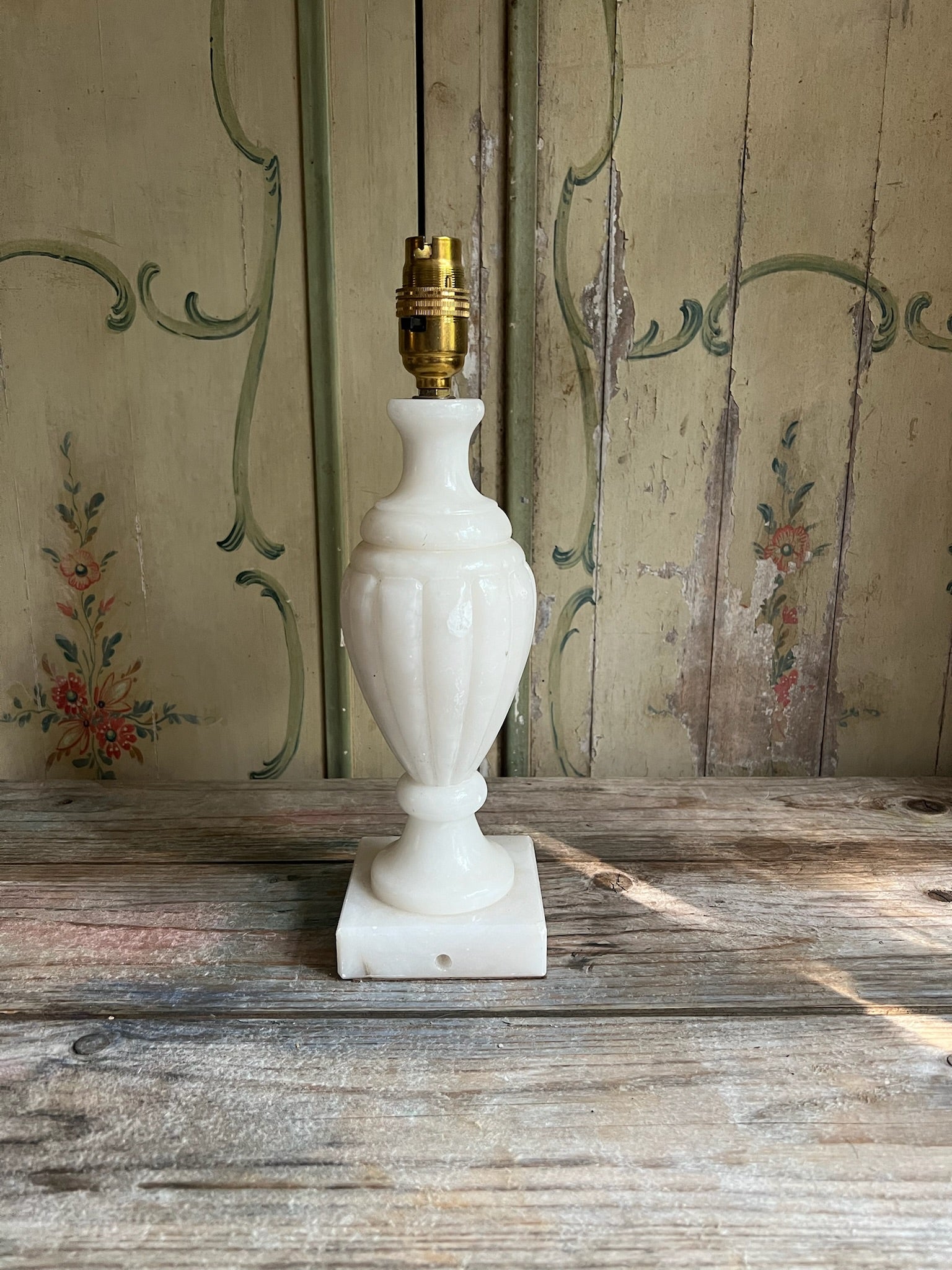  An elegant 20th Century Alabaster Lamp 