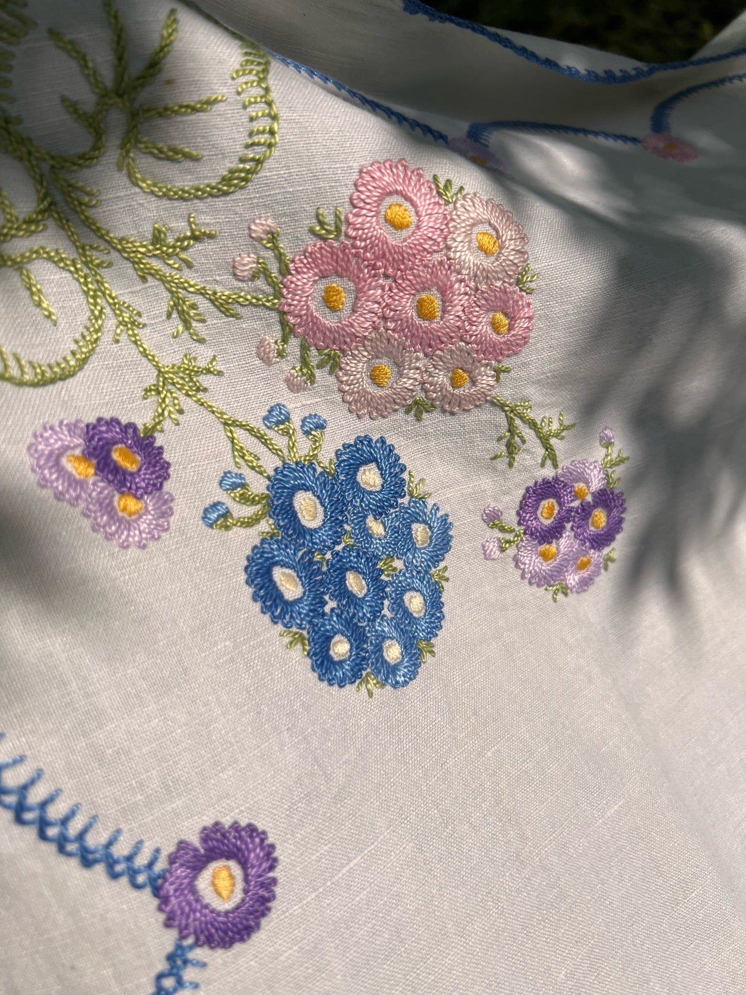 Scalloped Posy - Embroidered Tablecloth