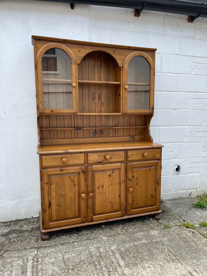 Victoria Ducal Pine Dresser