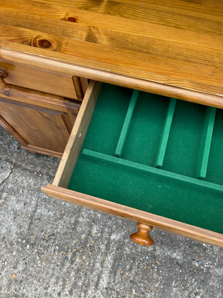Victoria Ducal Pine Dresser