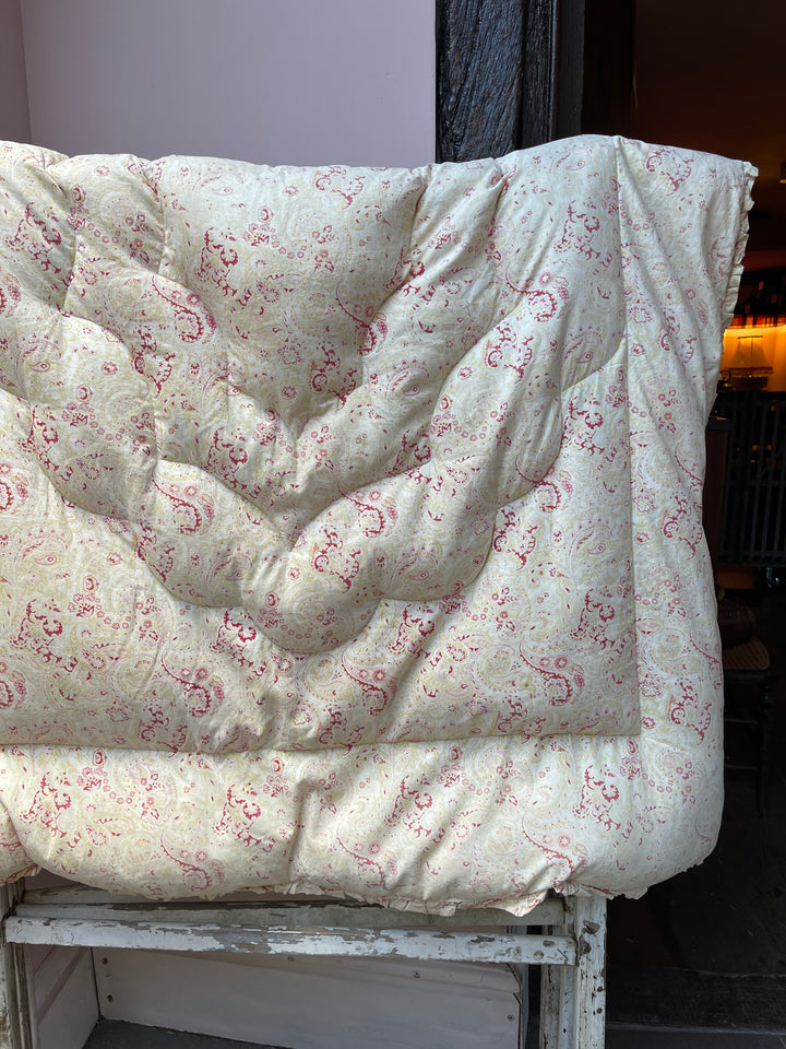 Pale Paisley Print Eiderdown