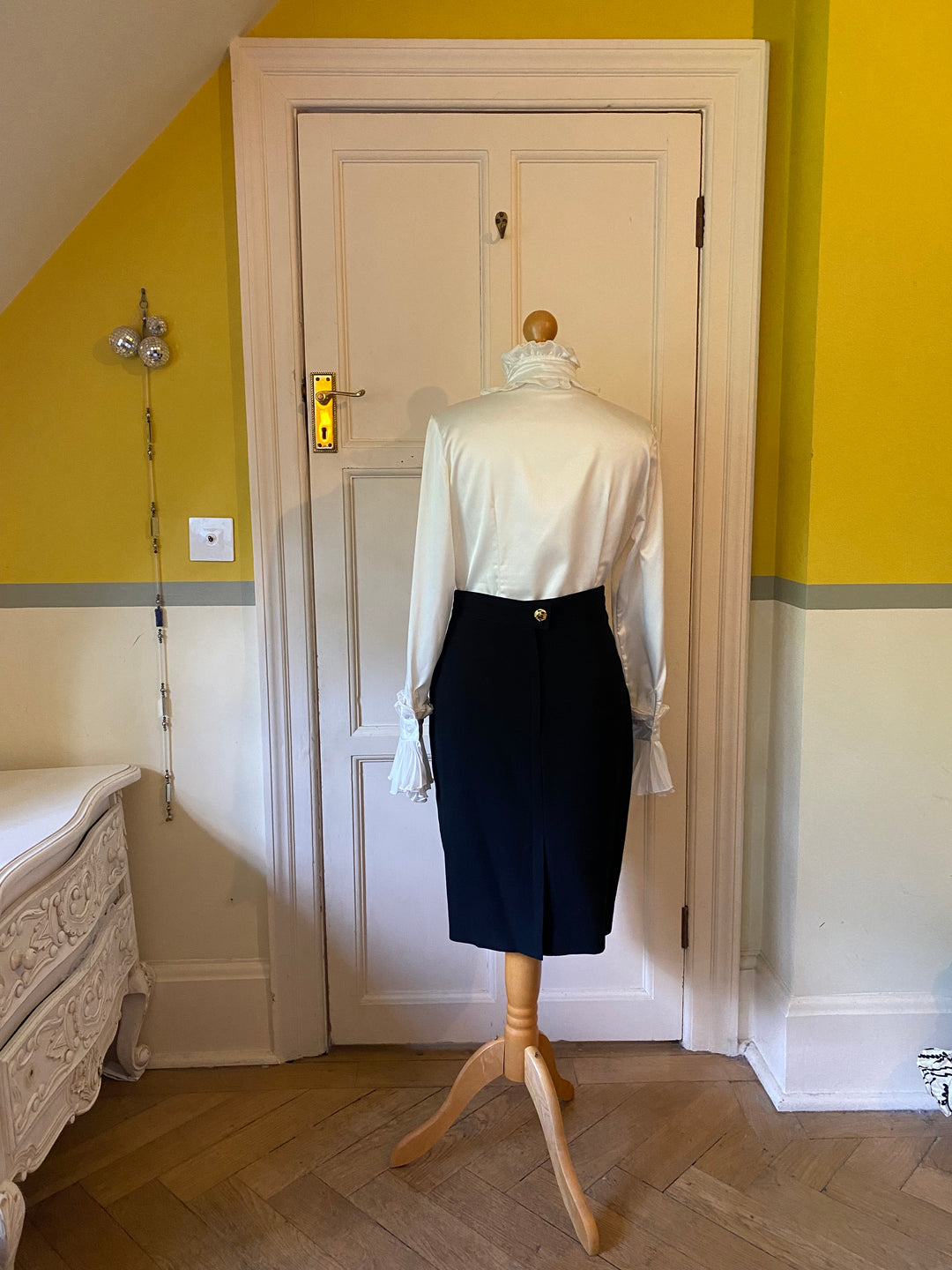 Laurél Black Wool Midi Pencil Skirt